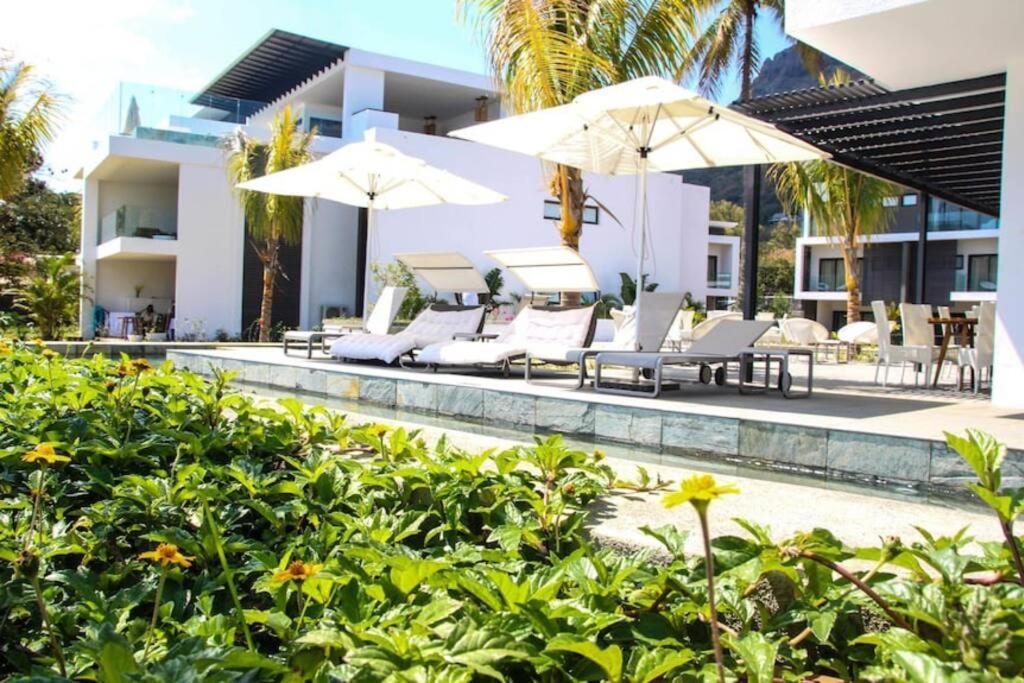 Latitude Luxury Seafront Suite Rivière Noire Kültér fotó