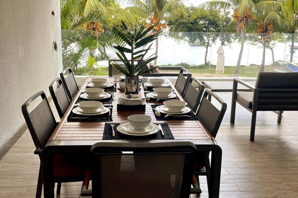 Latitude Luxury Seafront Suite Rivière Noire Kültér fotó